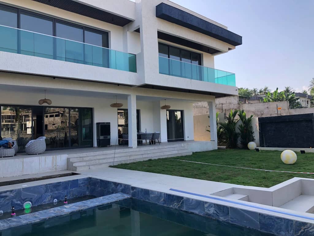 Résidence de luxe avec piscine